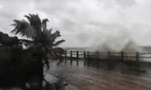 Mưa to, gió thổi bay người trong bão Yagi ở đảo Hải Nam