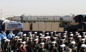 Iran ra mắt tên lửa đạn đạo, UAV tự sát tầm xa đời mới