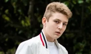 Trang phục đơn giản của cậu út nhà ông Trump