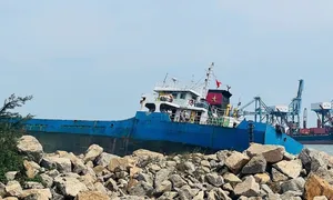 Sóng đánh tàu hàng gần 4.600 tấn dạt vào bãi đá